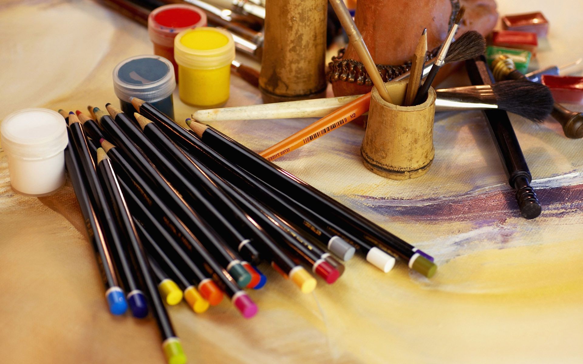 яркие краски древесины искусств и ремесел щетка творчество кисть натюрморт традиционные карандаш в помещении вид палитра образование