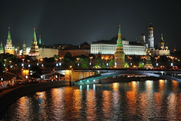 Вечер вид на Кремль Москва река