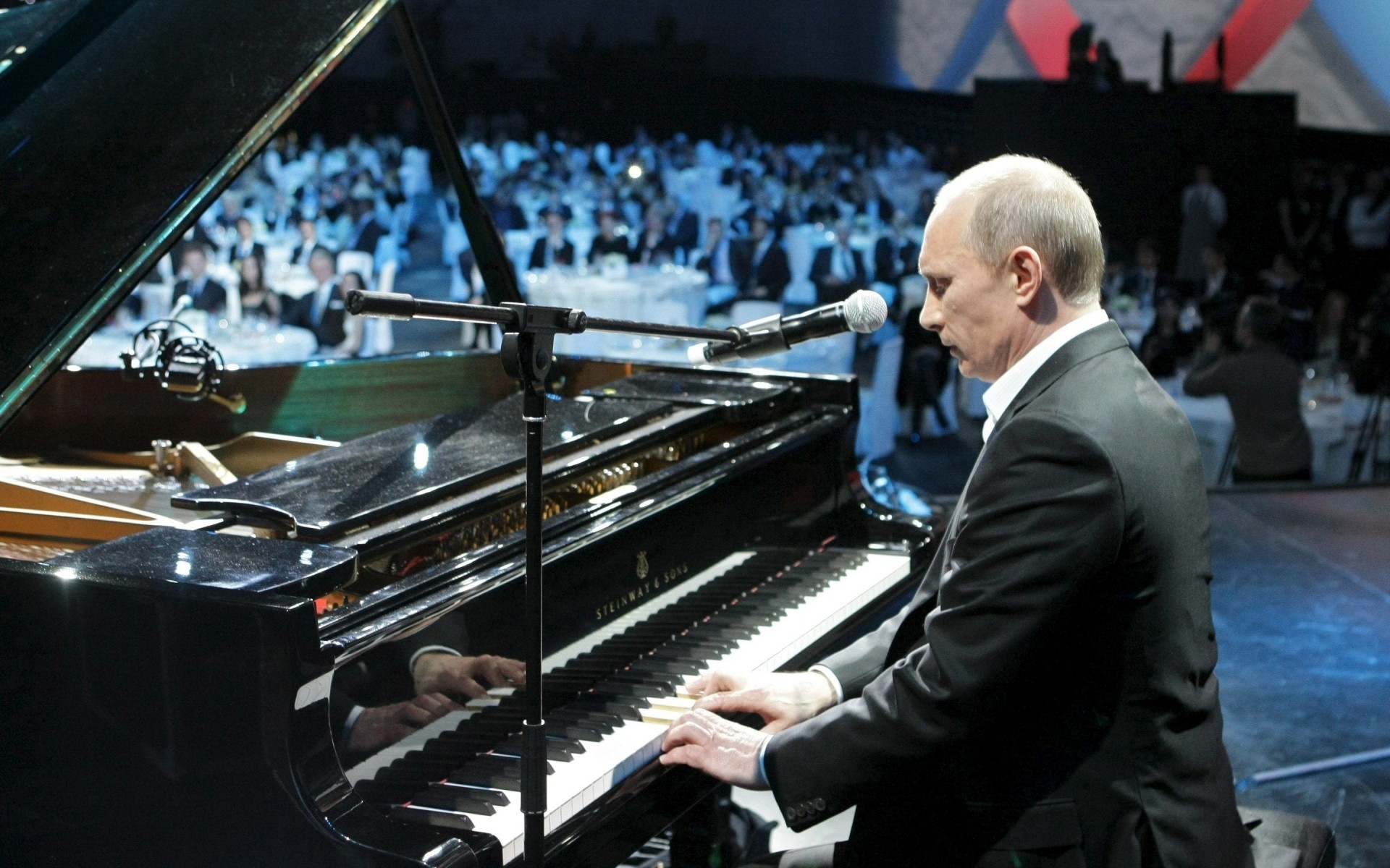 политики фортепиано музыка музыкант инструмент пианист производительности концерт фестиваль один человек взрослый путин микрофон мужчина мужчины