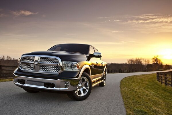 Трасса. Ретро автомобиль dodge на повороте