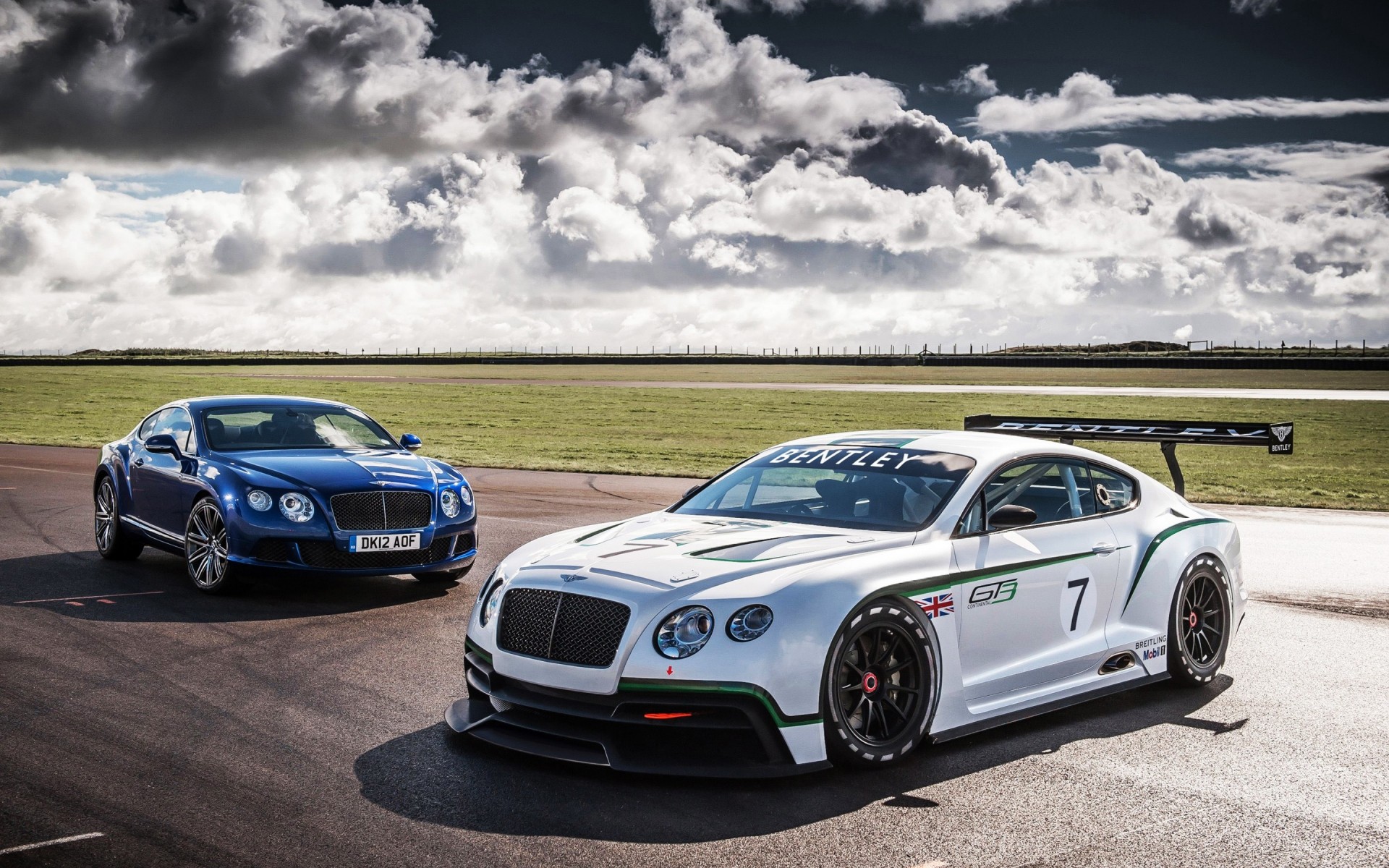 bentley автомобиль чернушка асфальт спешите автомобиль тротуар полдень быстро гонки транспортная система колеса действие автомобильная диск купе дорога бентли континентальный gt3