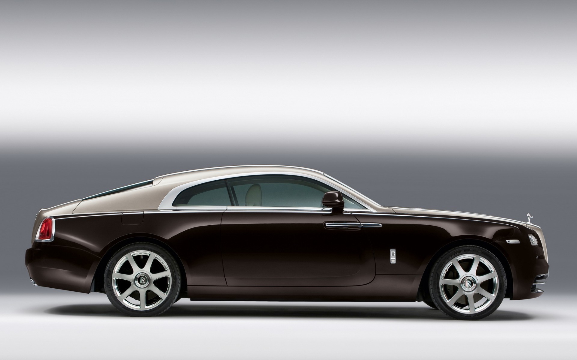 rolls royce автомобиль автомобиль автомобильная колеса купе чернушка быстро полдень тротуар спешите асфальт транспортная система седан капот диск роллс-ройс рейф мышцы автомобилей роскошные автомобили лимузин