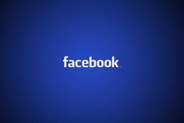 Социальная сеть facebook на синем фоне