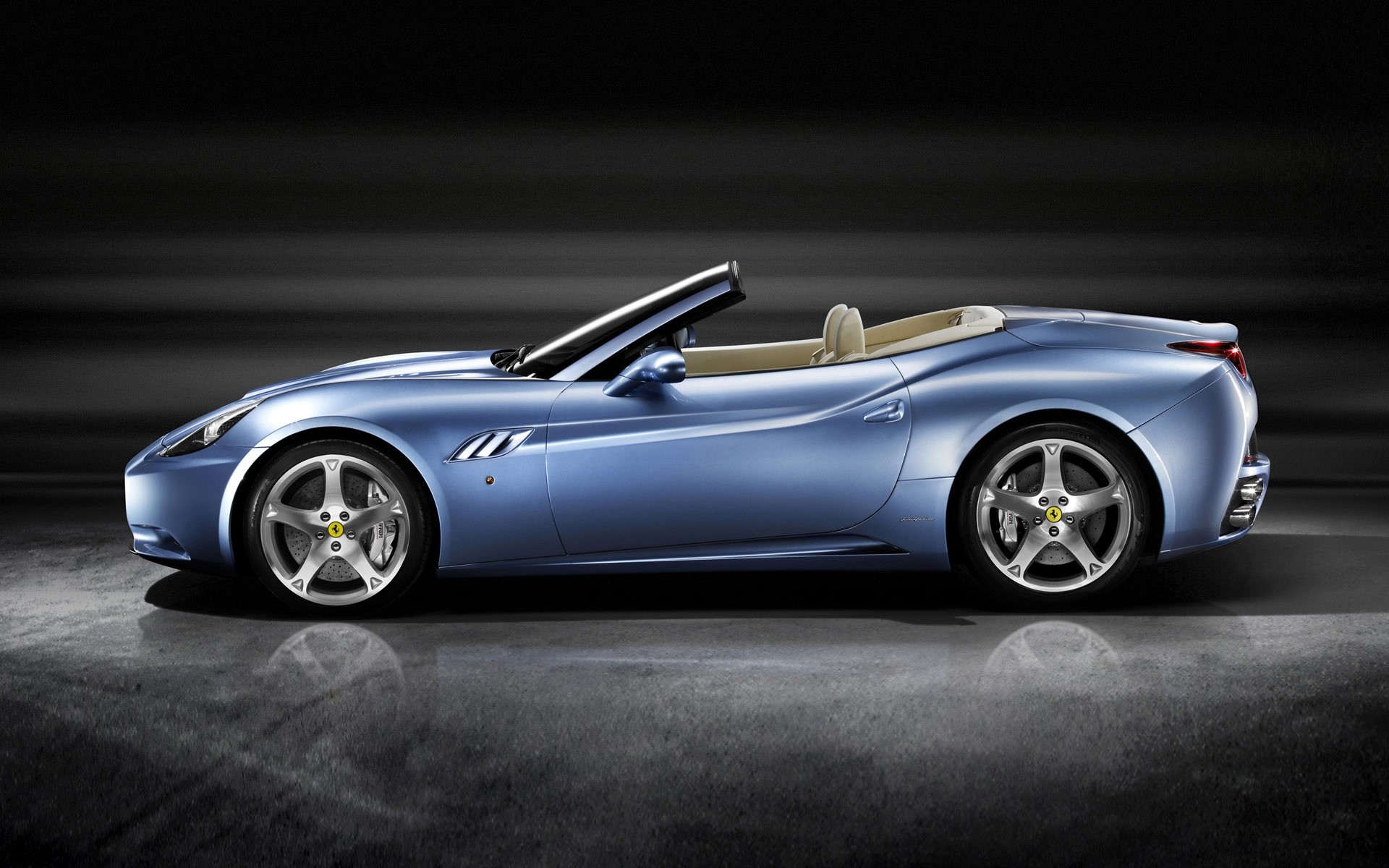 ferrari автомобиль автомобиль быстро колеса спешите гонки транспортная система автомобильная чернушка диск полдень асфальт купе тротуар действие кабриолет феррари калифорния