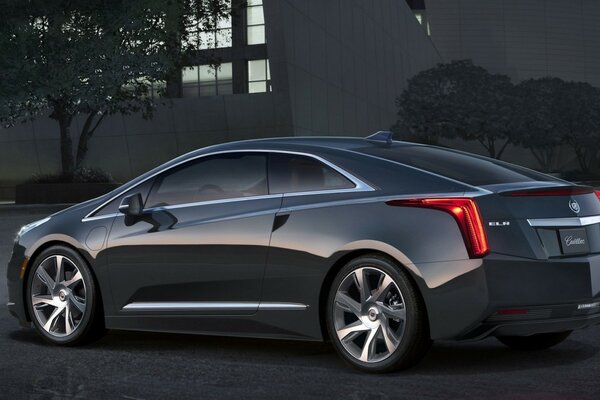 Cadillac купе глубокого шоколадного оттенка