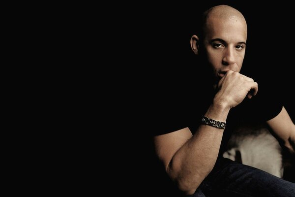 Vin diesel вин дизель актер сидит темный фон мужчина