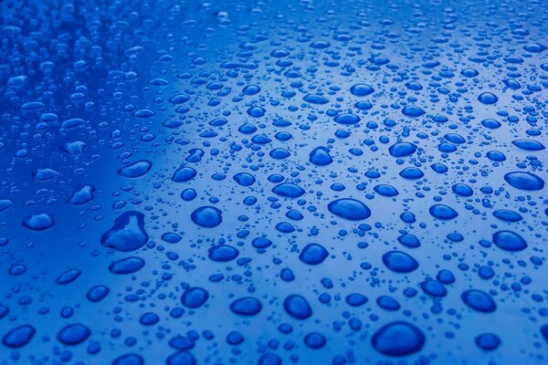 Большие капли воды на поверхности