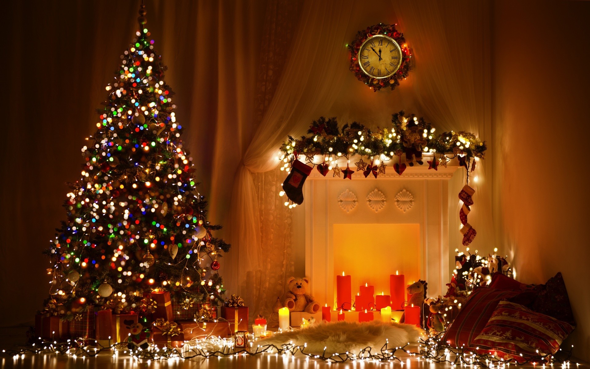 новый год рождество зима праздник рождественская елка свеча дизайн интерьера подсветкой вечером золото украшения отпуск светит