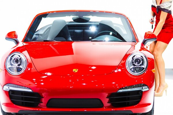 Красный кабриолет Porsche с круглыми фарами