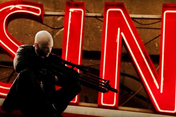 Hitman ищет цель на фоне надписи