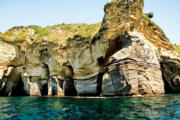 Скалы зелёное море природа
