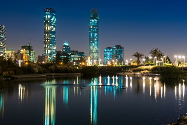 Отражение домов где-то в Америке. Бетонная архитектура